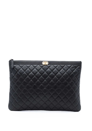 CHANEL Pre-Owned 2018-2019 Large Quilted Caviar Boy O Case clutch bag - Black