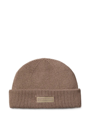 Calvin Klein ribbed logo-patch beanie - Brown