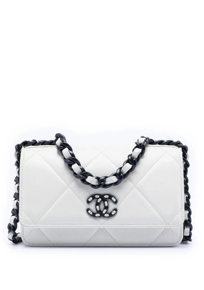 CHANEL Pre-Owned 2021-2025 Quilted Lambskin 19 Wallet on Chain satchel - White