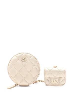 CHANEL Pre-Owned 2021 Matelasse Airpods case and coin purse set - Gold