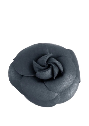 CHANEL Pre-Owned 1970-1980 Nylon Camellia Brooch costume brooch - Blue