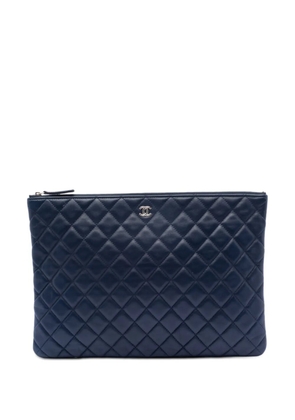 CHANEL Pre-Owned 2016-2017 Large Quilted Lambskin O Case clutch bag - Blue