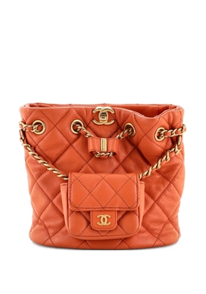 CHANEL Pre-Owned CC Pocket Chain Bucket Quilted Lambskin Small backpack - Orange