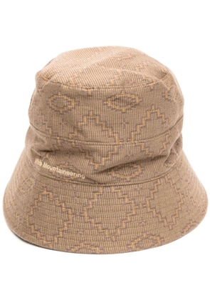 White Mountaineering logo-appliqué bucket hat - Neutrals