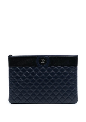 CHANEL Pre-Owned 2016-2017 Large CC Bicolor Quilted Lambskin clutch bag - Blue