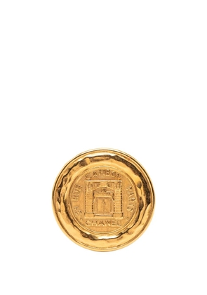 CHANEL Pre-Owned 1980-1990 Gold Plated 31 Rue Cambon round pin costume brooch