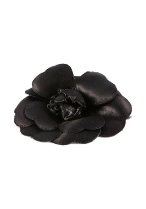 CHANEL Pre-Owned 2000s camelia brooch - Black