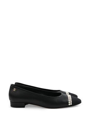 CHANEL Pre-Owned pearl-embellished ballet flats - Black