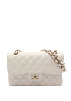 CHANEL Pre-Owned 2021 Matelasse W-flap chain-strap shoulder bag - Neutrals