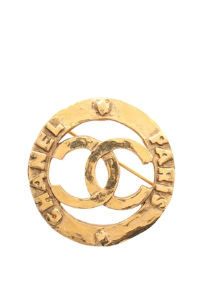 CHANEL Pre-Owned 1980-1990 CC Gold Plated Round Brooch costume brooch