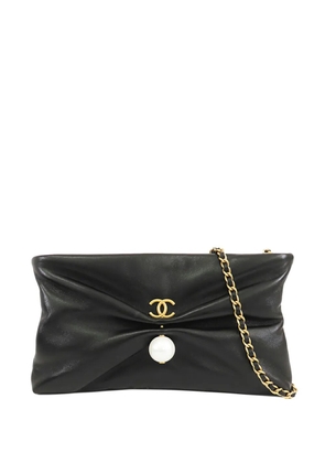 CHANEL Pre-Owned 2021-2026 Shiny Lambskin Pearl Clutch With Chain crossbody bag - Black