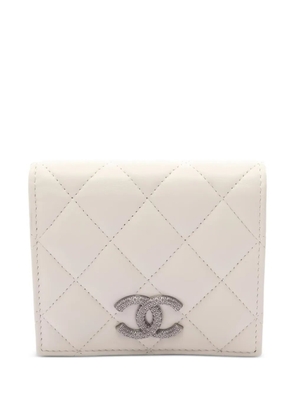 CHANEL Pre-Owned 2021s small matelasse leather wallet - Neutrals
