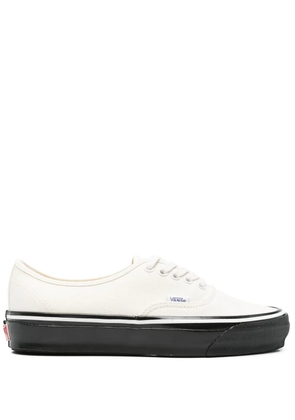 Vans logo-tag sneakers - White