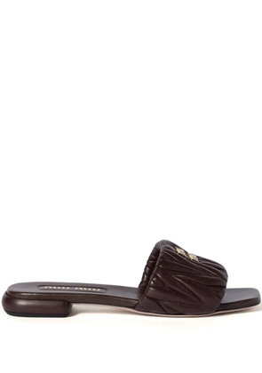 Miu Miu matelassé leather slides - Brown