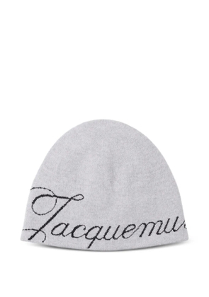 Jacquemus The Atelier logo-letter beanie - Grey