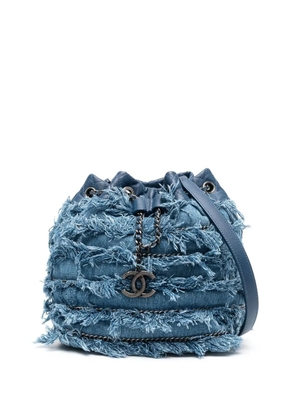 CHANEL Pre-Owned 2014-2015 fringed denim bucket bag - Blue