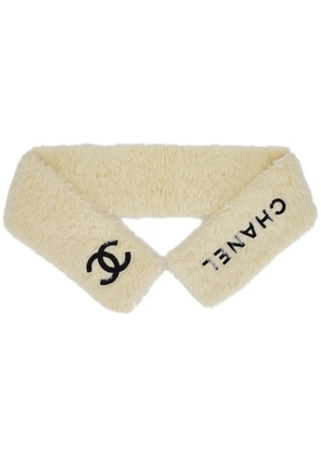 CHANEL Pre-Owned 1994 logo-appliqué shawl scarf - White