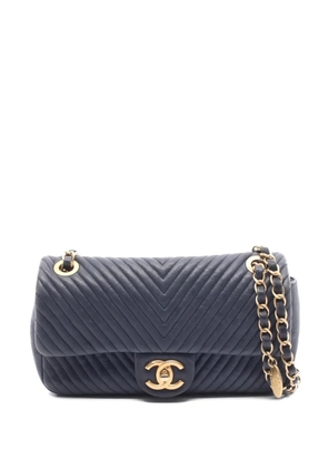 CHANEL Pre-Owned 2013-2014 Chevron V-stitch chain shoulder bag - Blue