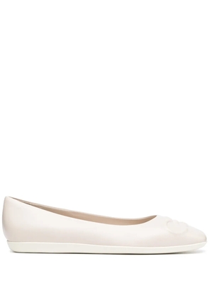 Ferragamo Gancini ballerina shoes - White