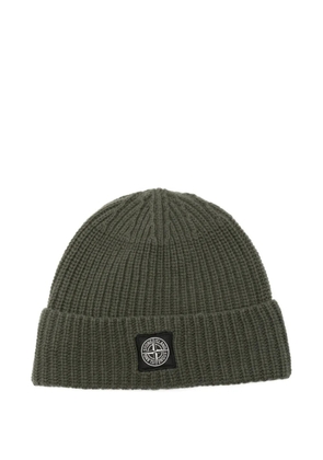 Stone Island ribbed-knit logo-patch beanie - Green