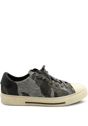 Valentino Garavani Pre-Owned camouflage-print cap-toe sneakers - Grey