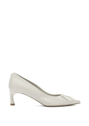 Halmanera pointed gathered pumps - White