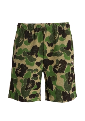 A BATHING APE® camo shorts - Green