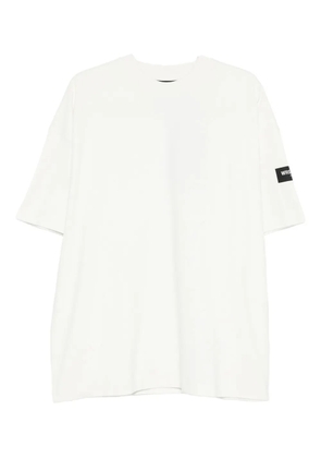 WRSTBHVR logo-patch t-shirt - White