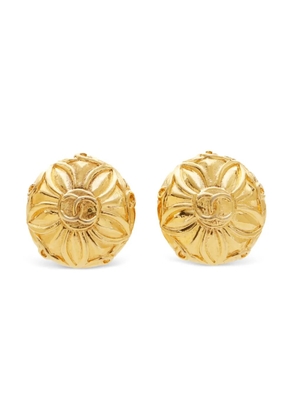 CHANEL Pre-Owned 1970-1980 CC Mark clip-on earrings - Gold