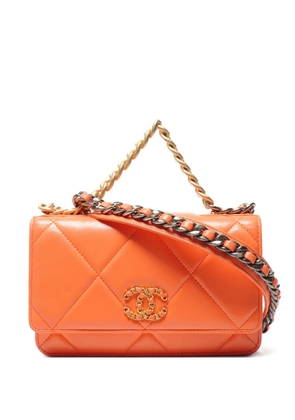 CHANEL Pre-Owned 2019 quilted chain wallet shoulderbag - Orange