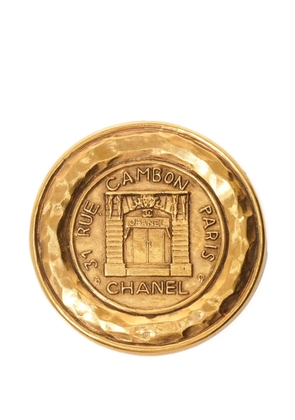 CHANEL Pre-Owned 1980s circle cambon brooch - Gold