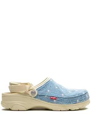 Crocs x Levi’s Classic All Terrain 'Shasiko - Bone/Blue' clogs