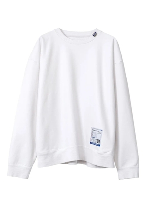in･stru(men-tal). label-patch cotton sweatshirt - White