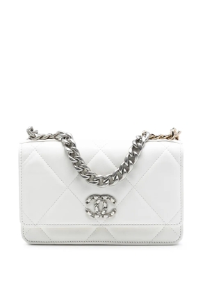 CHANEL Pre-Owned 2021-2025 Quilted Lambskin 19 Wallet on Chain satchel - White