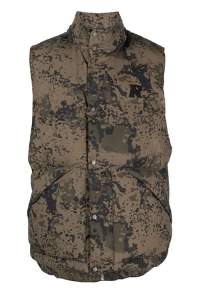 Represent camouflage-print puffer gilet - Brown