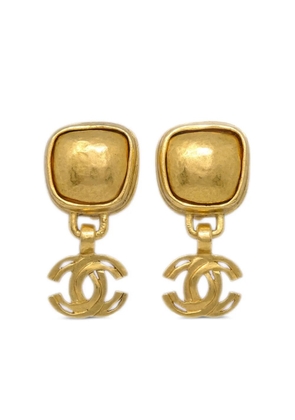 CHANEL Pre-Owned 1997 CC-dangle clip-on earrings - Gold