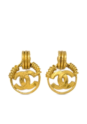 CHANEL Pre-Owned 1994 CC dangle clip-on earrings - Gold