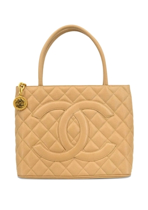 CHANEL Pre-Owned 2002 Medallion tote bag - Neutrals