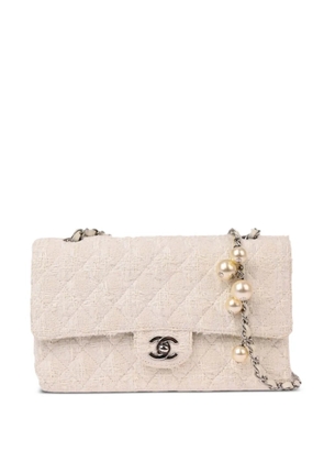 CHANEL Pre-Owned 2005 medium Classic Double Flap shoulder bag - White