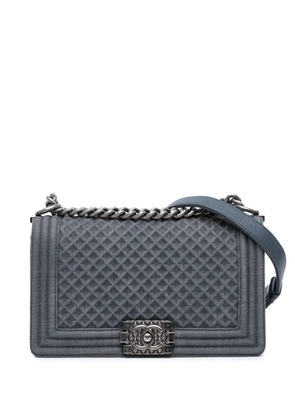 CHANEL Pre-Owned 2016-2017 Medium Embossed Denim Boy Flap crossbody bag - Blue