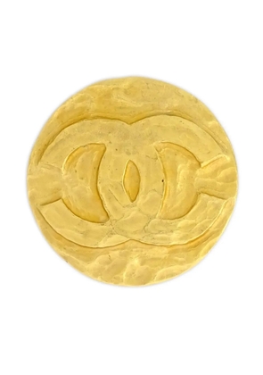 CHANEL Pre-Owned 1994 CC-embossed round brooch - Gold