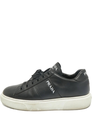 Prada Pre-Owned 39.5 front lace-up fastening calf leather sneakers - Black