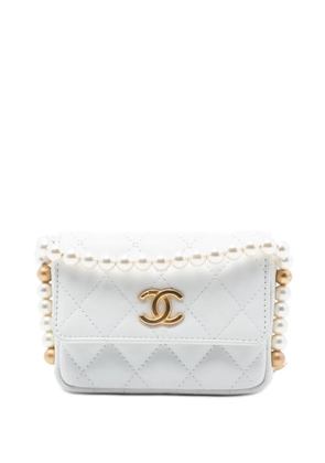 CHANEL Pre-Owned 2021 Quilted Lambskin About Pearls Card Holder On Chain crossbody bag - White