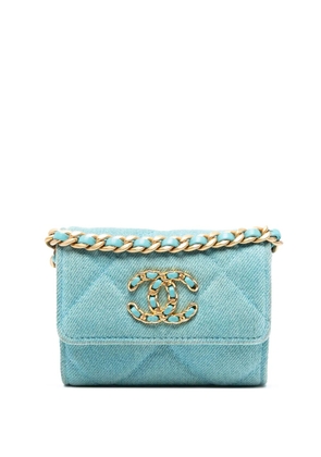 CHANEL Pre-Owned 2021 Quilted Denim 19 Card Holder with Chain crossbody bag - Blue