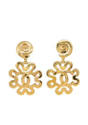 CHANEL Pre-Owned 1995 CC floral-charm dangle clip-on earrings - Gold