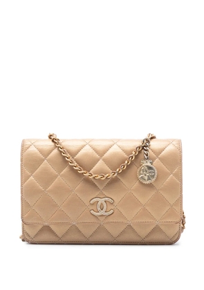 CHANEL Pre-Owned 2014-2015 CC Quilted Iridescent Lambskin Coin Charm Wallet on Chain crossbody bag - Gold