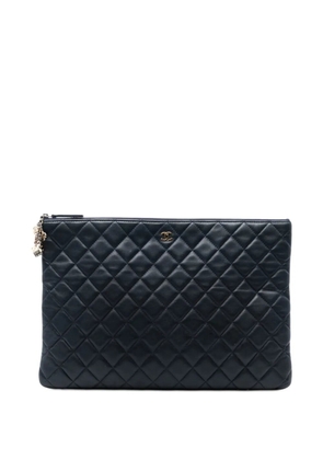 CHANEL Pre-Owned 2016-2017 CC Large Quilted Lambskin O Case clutch bag - Blue