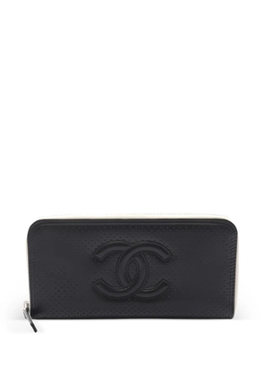 CHANEL Pre-Owned 2006-2008 Coco Mark perforated zip wallet - Black