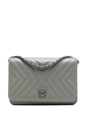 CHANEL Pre-Owned 2019 Diagonal Chevron Calfskin Tassel Wallet On Chain crossbody bag - Grey