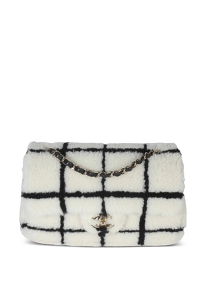 CHANEL Pre-Owned CC square print shearling medium bag - White